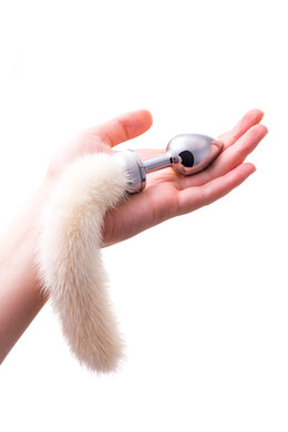 Анальная пробка металлическая серебристая с белым норковым хвостиком