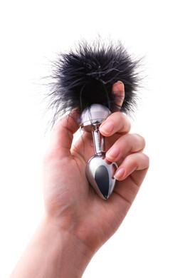 Серебристая анальная втулка с черной опушкой