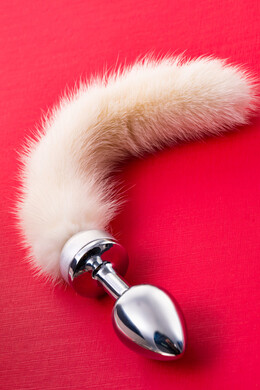 Анальная пробка металлическая серебристая с белым норковым хвостиком