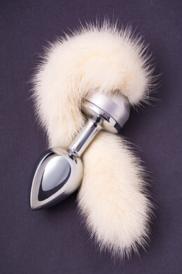 Анальная пробка металлическая серебристая с белым норковым хвостиком
