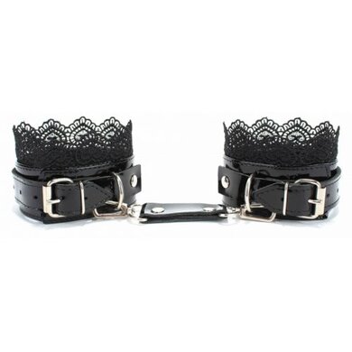 Наручники из лаковой кожи с черным кружевом