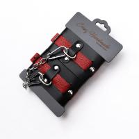 Наручники из черной кожи с красным ремнем