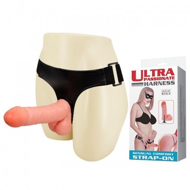 Реалистичный страпон с мошонкой и с удобными трусиками