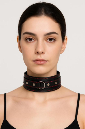 Ошейник из черной кожи с красной строчкой