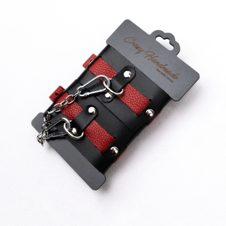 Наручники из черной кожи с красным ремнем