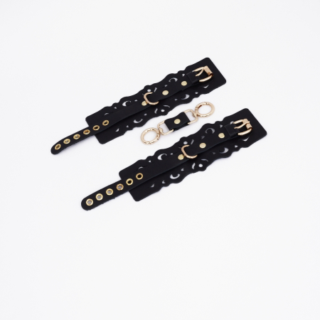 Наручники из черной кожи с узорами и золотой фурнитурой