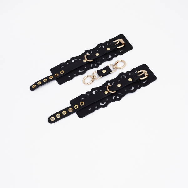 Наручники из черной кожи с узорами и золотой фурнитурой