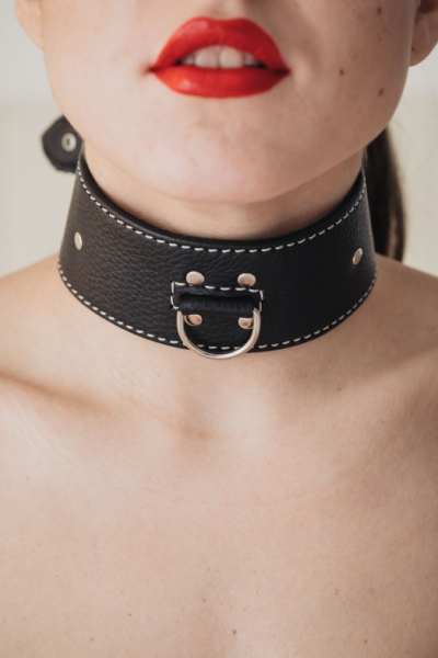 Ошейник с контрастной строчкой из натуральной кожи