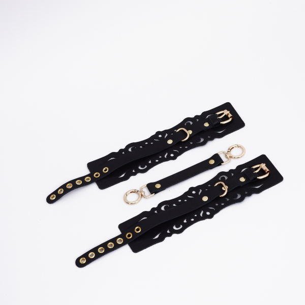 Оковы из черной кожи с узорами и золотой фурнитурой