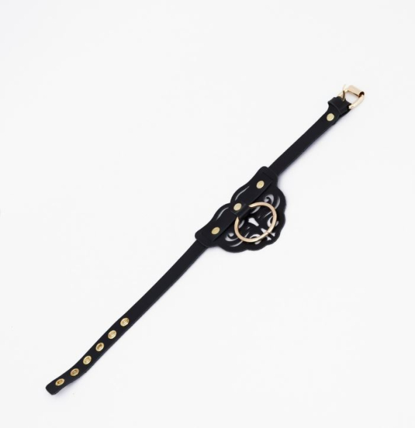 Чокер с клепками и золотой фурнитурой